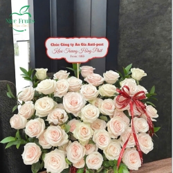 Giỏ Hoa Hồng Kem Phối Đế Gỗ